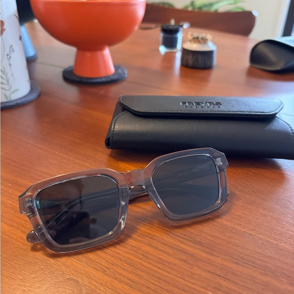 FREYRS Women's Gray Sunglasses - Picture 1 of 7
